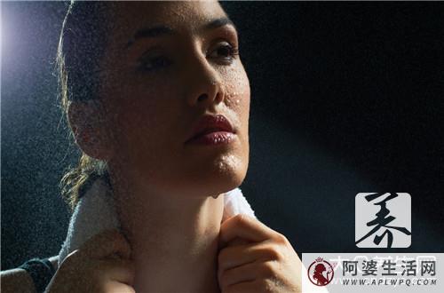 女生易出汗是什么原因？