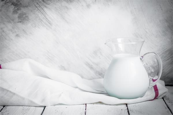 牛奶每天建议饮用量？每天喝多少牛奶算过量