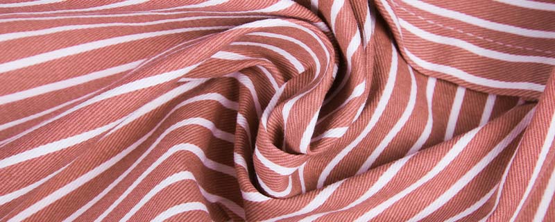 无纺布是一种不需要经过纺织织布而形成的布料