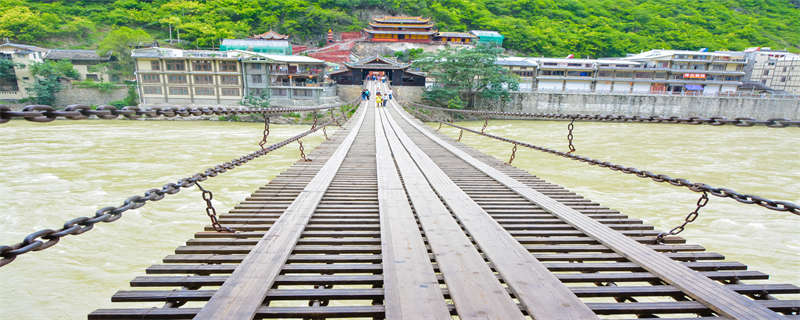 泸定县卢泸桥镇河西街与成武路间渡河上的铁索桥
