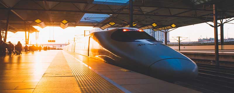 高铁和动车的速度相对比，高铁的时速是多少？