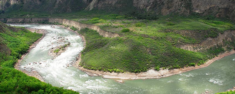 青藏高原上最大的大峡谷——雅鲁藏布江大峡谷