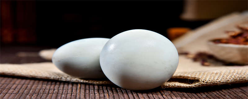 鹅蛋和鸭蛋在外壳上、熟蛋的状态下和营养价值都不一样